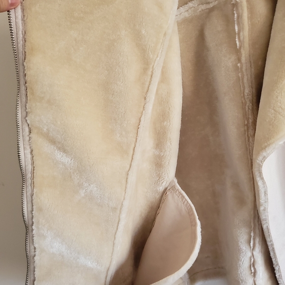 Size M fuax fur cream color jacket - Picture 7 of 8